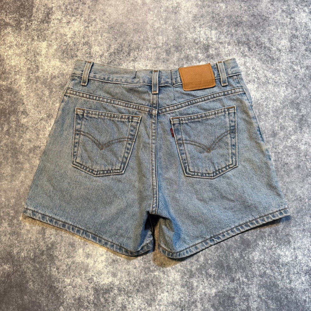 Vintage Levis Women's High Waisted Denim Shorts Light Wash Blue 7 JR